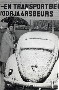 502248 Afbeelding van een besneeuwde Volkswagen Kever op de parkeerplaats bij de Jaarbeurs te Utrecht, tijdens de ...